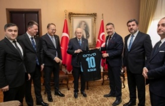 Genel Başkan bahçeli’ye TS forması takdim ettiler.