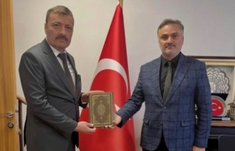 MHP’den ilçe müftüsü Özcan Yılmaz’ı ziyaret.