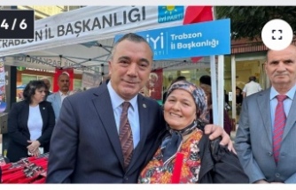 Milletvekili Yavuz Aydın Bayrak Dağıttı