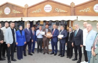Milletvekilleri Vakfıkebir Belediyesi standını ziyaret ettiler.
