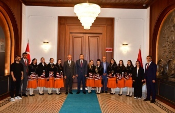 Vali Şahin Halkoyunları Ekibini Kabul Etti