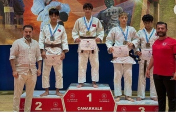 Düzköy Belediyesi Spor Kulübü sporcuları, Çanakkale'de düzenlenen Türkiye Judo Şampiyonası'ndan madalyalarla döndü.