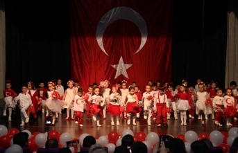 BAŞKAN GENÇ, MİNİKLERİN CUMHURİYET COŞKUSUNA ORTAK OLDU