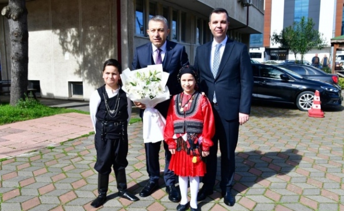 Kaymakam Vekili Vardar Vali Şahin’i çiçeklerle karşıladı