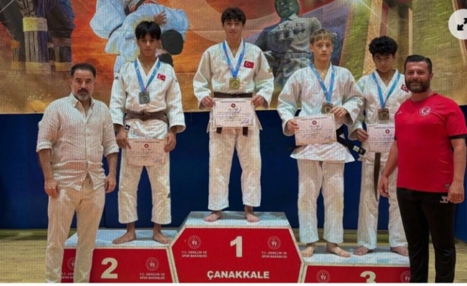 Düzköy Belediyesi Spor Kulübü sporcuları, Çanakkale'de düzenlenen Türkiye Judo Şampiyonası'ndan madalyalarla döndü.