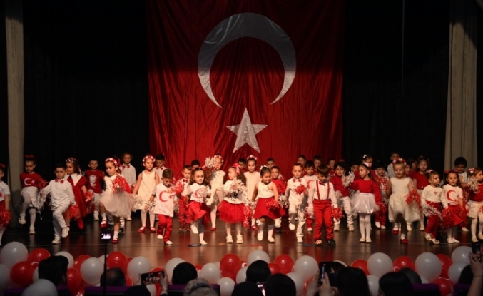 BAŞKAN GENÇ, MİNİKLERİN CUMHURİYET COŞKUSUNA ORTAK OLDU