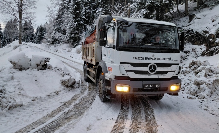 BÜYÜKŞEHİR EKİPLERİ KARLA MÜCADELEYİ SÜRDÜRÜYOR