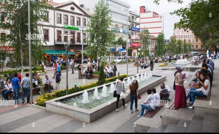 Şemdinli‘ye yapılacak spor salonuna vatandaşlar tepki gösterdiler