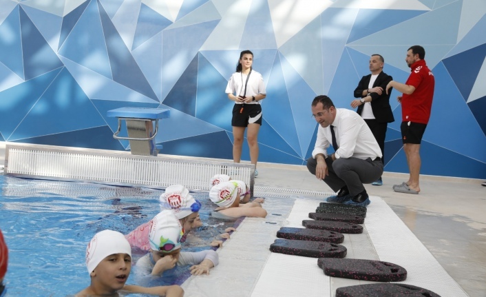 BAŞKAN EKİM YÜZME KURSUNDA MİNİK KURSİYERLERLE BULUŞTU