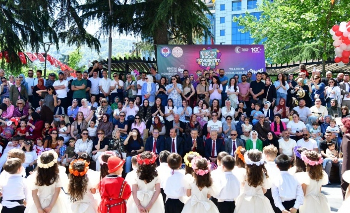 Trabzon Bürokrasisi Atatürk Alanı’ndaki Muhteşem Gösteriyi İzledi