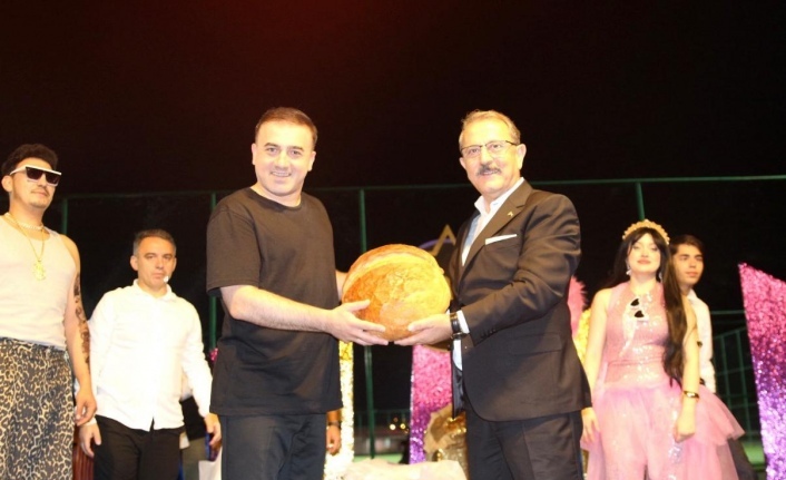 Başkan Koçal, Sanatçı Yüce’ye Vakfıkebir Ekmeği Takdim Etti
