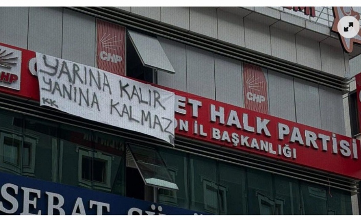 CHP İl Başkanlığı Binasına Asılan Pankart Dikkat Çekti