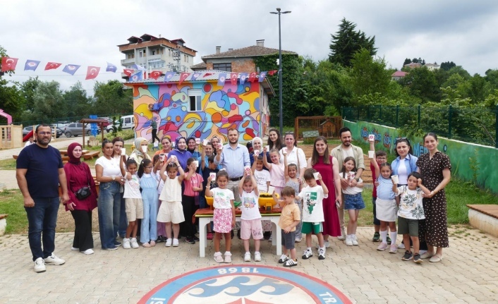 ÇİLEKLİ DÜŞLER KÖYÜ'NDE EBEVEYN-ÇOCUK ATÖLYESİ’NE YOĞUN İLGİ