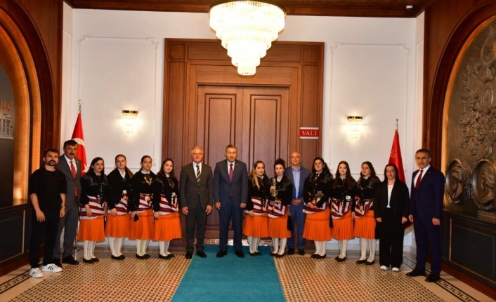 Vali Şahin Halkoyunları Ekibini Kabul Etti
