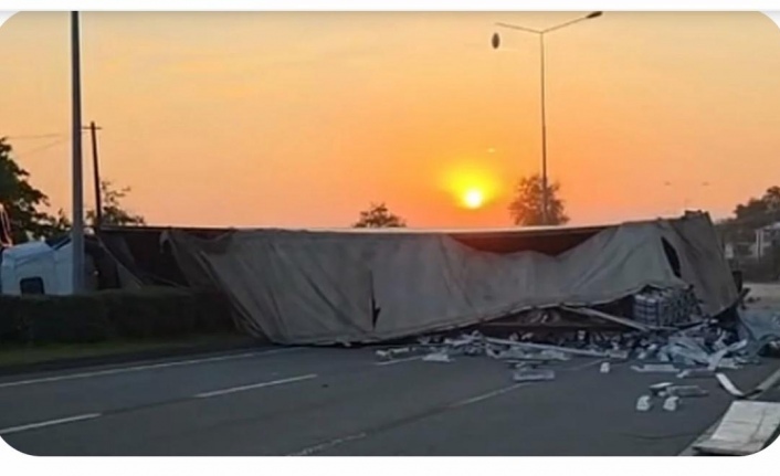Araklı’da TIR Devrildi