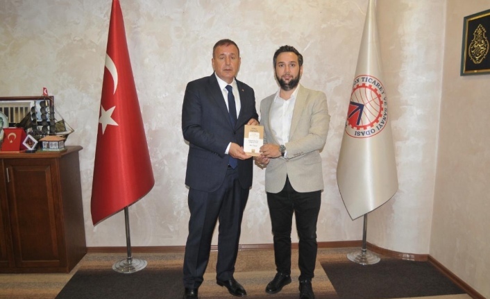 Bölge Müdürü Elvan, Kitabını Başkan Çelebi Takdim Etti