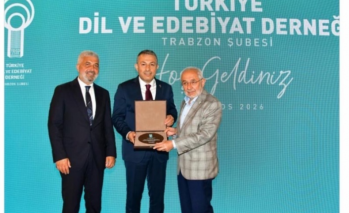Genel Başkan Ekrem Erdem, Vali Şahin’in Plaketini Sundu