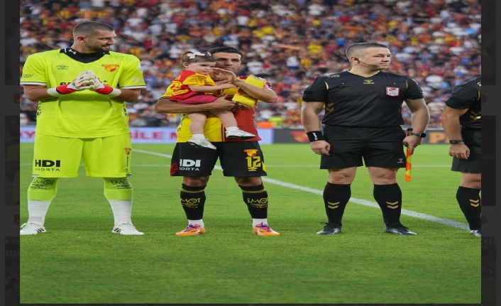 İsmail Köybaşı Futbola Veda Etti