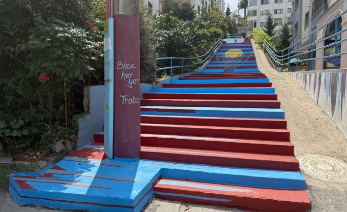 ORTAHİSAR, BORDO-MAVİYE BOYANIYOR
