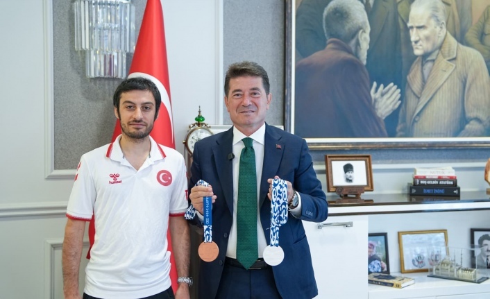 BAŞKAN KAYA, AKDENİZ OYUNLARI’NDAN MADALYALARLA DÖNEN BUĞRA SELİMZADE’Yİ AĞIRLADI 