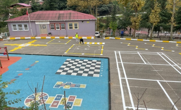 BÜYÜKŞEHİR’DEN OKUL BAHÇELERİNE RENKLİ DOKUNUŞ