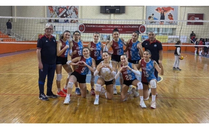 Bordo mavi voleybol takımı şov yaptı.
