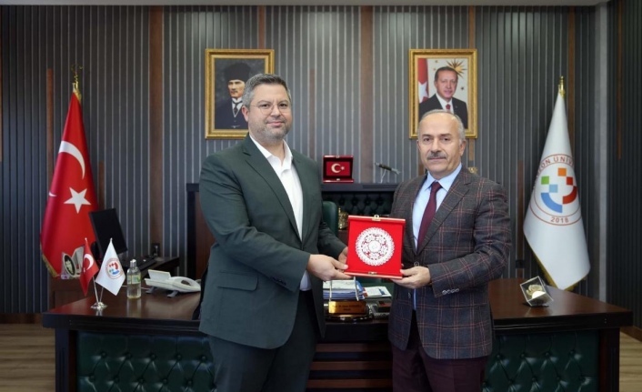 Rektör Prof.Dr Kutlu’ya   Plaketini takdim etti.