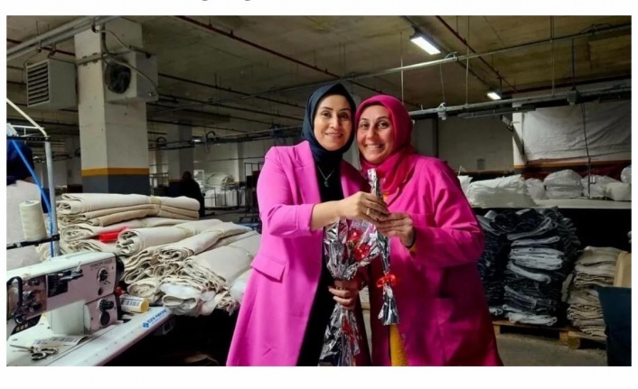 başkan cihan çiçeklerini takdim etti.