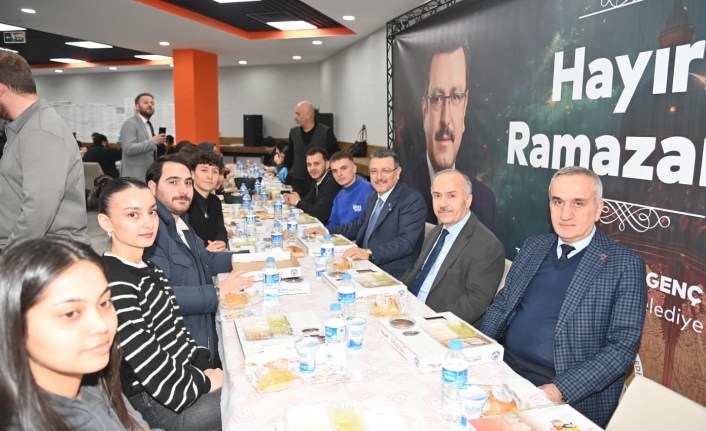 BAŞKAN GENÇ, TRABZON ÜNİVERSİTESİ ÖĞRENCİLERİYLE İFTAR SOFRASINDA BULUŞTU