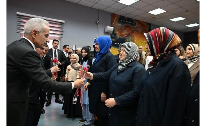 Bakan Uraloğlu kadınların çiçeklerini takdim etti.