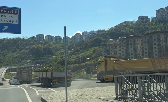 Kanuni bulvarı TIR parkına dönüştü, trafikçiler seyrediyor.