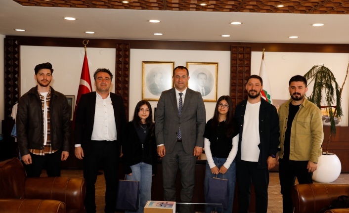 Başkan Ekim, Ortamahalle’yi Geleceğe Taşıyan Öğrencilerle Makamda Bir Araya Geldi