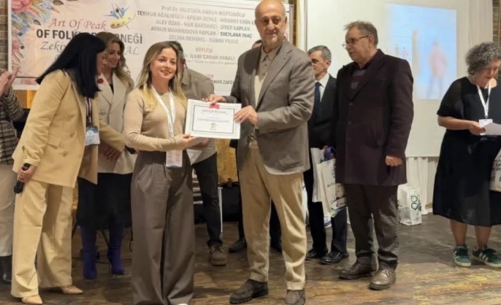 Başkan Erdal Saral teşekkür  belgelerini verdi