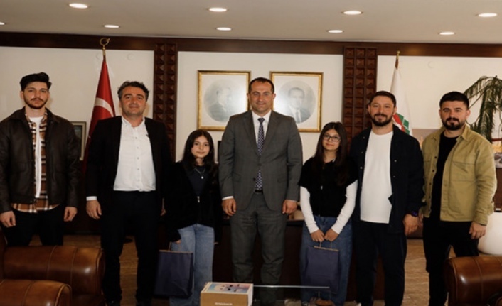 BAŞKAN EKİM, ORTAMAHALLE’Yİ TEKNOLOJİYLE CANLANDIRAN ÖĞRENCİLERLE BİR ARAYA GELDİ