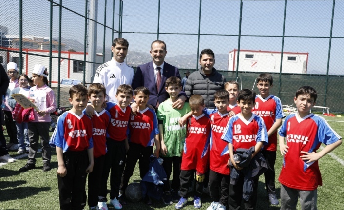 23 NİSAN FUTBOL ŞENLİĞİ’NDE BAŞKAN EKİM ÇOCUKLARIN YANINDAYDI, MAÇ HEYECANINA ORTAK OLDU