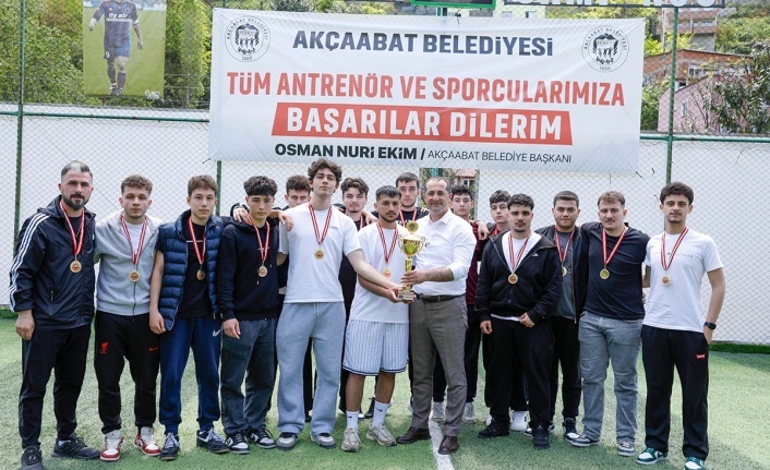 GENÇLER SAHADA BULUŞTU: LİSELER ARASI FUTBOL TURNUVASI TAMAMLANDI