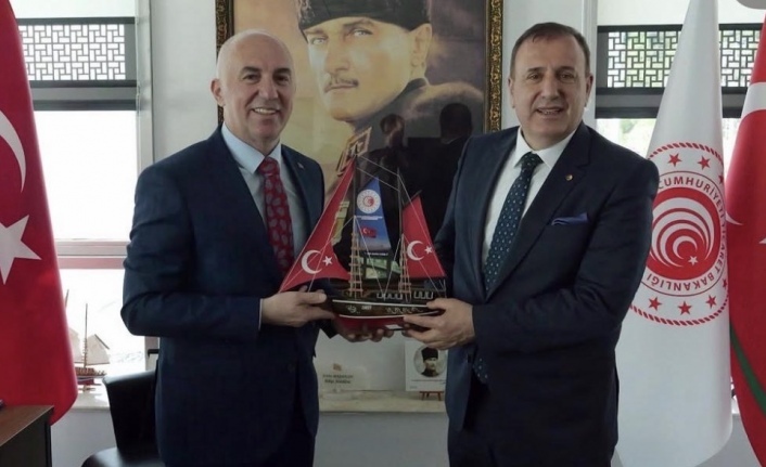 Bölge müdürü başaran Başkan Çelebi’ye plaket takdim etti.