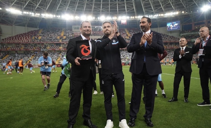 Edin Vişça ve Anthony Nwakaeme'ye teşekkür plaketi