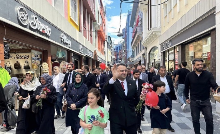 Başkan Turhan  bayramlaştı ve karanfil dağıttı.