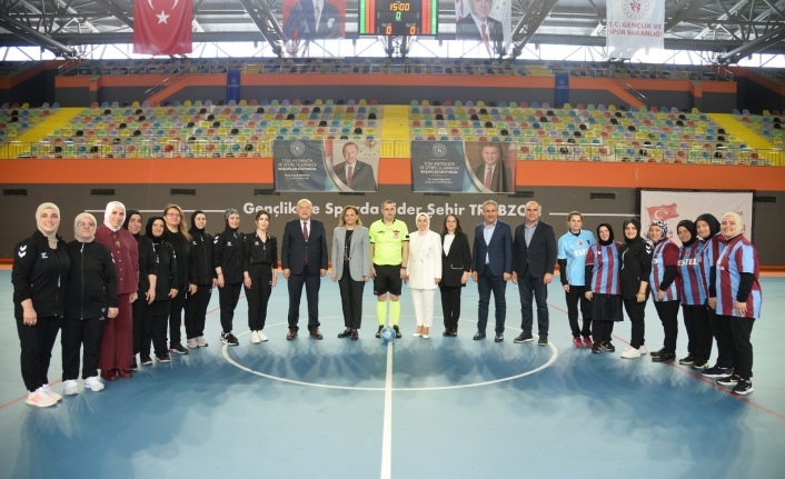 ÖZEL KADINLAR FUTBOLDA DA ENGEL TANIMADI