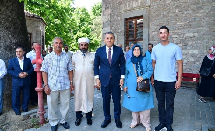 Trabzon Valisi Tahir Şahin ve il müftüsü İsmail Çiçek aşure dağıttılar.