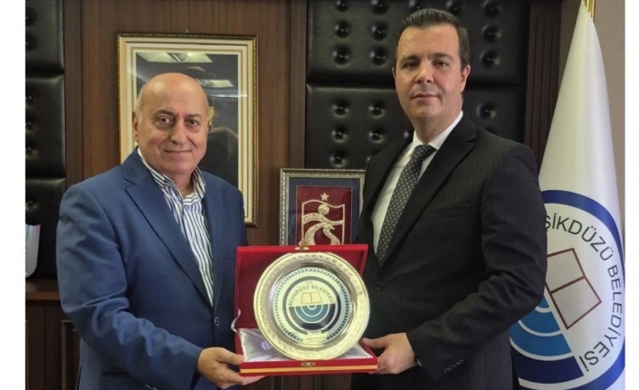 Başkan Erdem kaymakam Vardar‘ı plaket ile ugurladı.