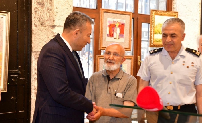 Vali Şahin ve Bahattinpaşa ressam Haydar Dursun’un sergisini gezdiler.