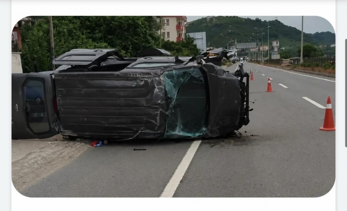 Trabzon'un Araklı ilçesinde meydana gelen trafik kazasında takla atan otomobilde bulunan 3 kişi hafif yaralandı.