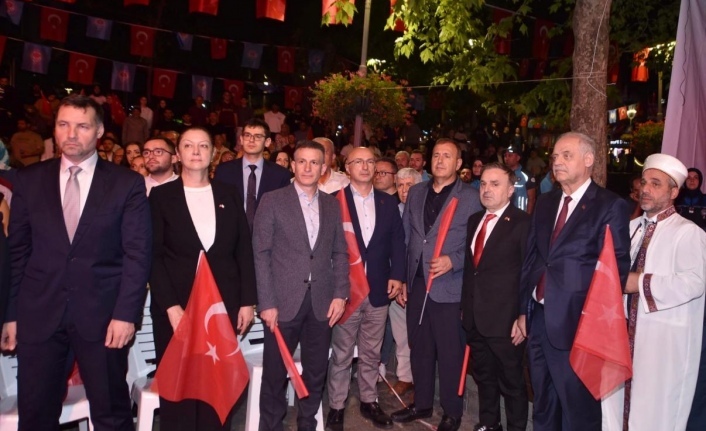 Atatürk alanında tören