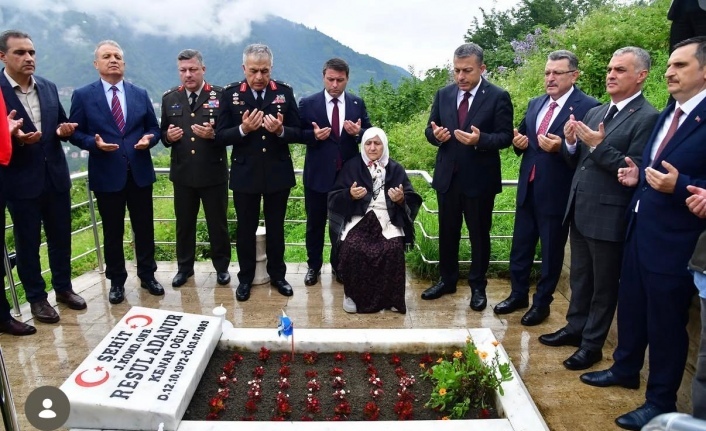 protokol şehitlerin Mezarlarını ziyaret ettiler.