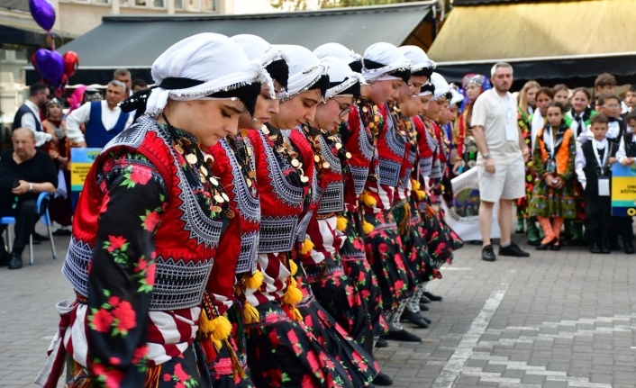 AKÇAABAT BELEDİYESİ HALK OYUNLARI EKİPLERİ TERME YAZ FESTİVALİ’NDE SAHNE ALDI