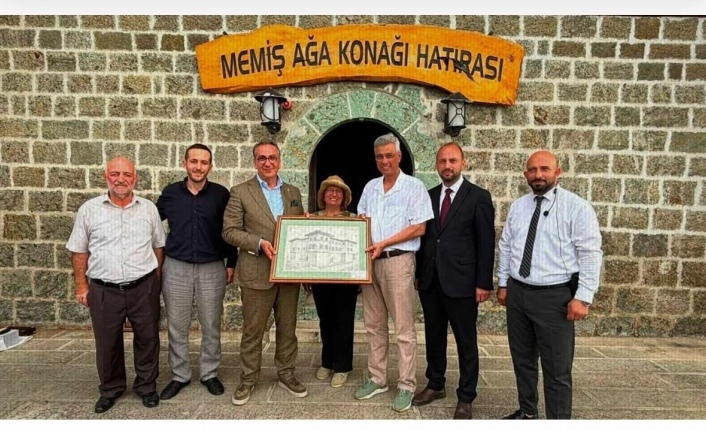 Başkan azizoğlu bakan Prof.Dr memişoğlu‘na Memişağa Konağı’nı portresine takdim etti.