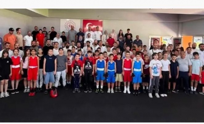 Trabzon'da düzenlenen Alt Minikler (11-12 Yaş) Kız-Erkek Boks il Birinciliği müsabakaları, Söğütlü Atletizm Stadı Boks Salonu'nda başladı.