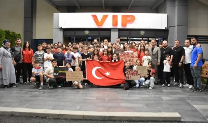 Trabzon Havalimanı'nda Duygusal Karşılama